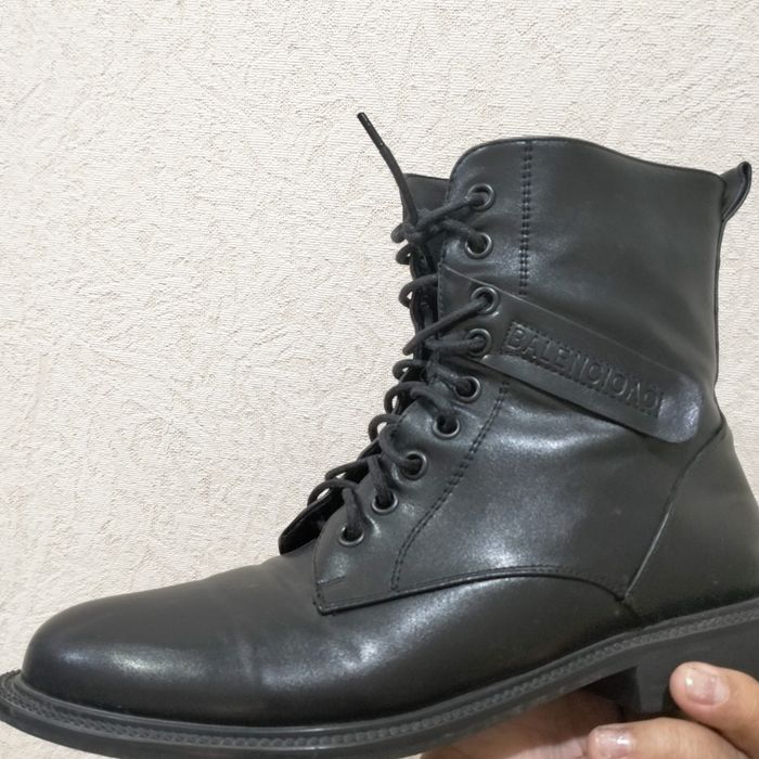 Продам женские ботинки