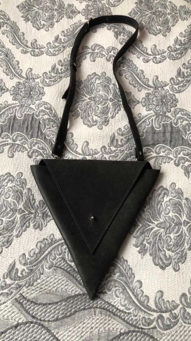 Дамская сумочка треугольная