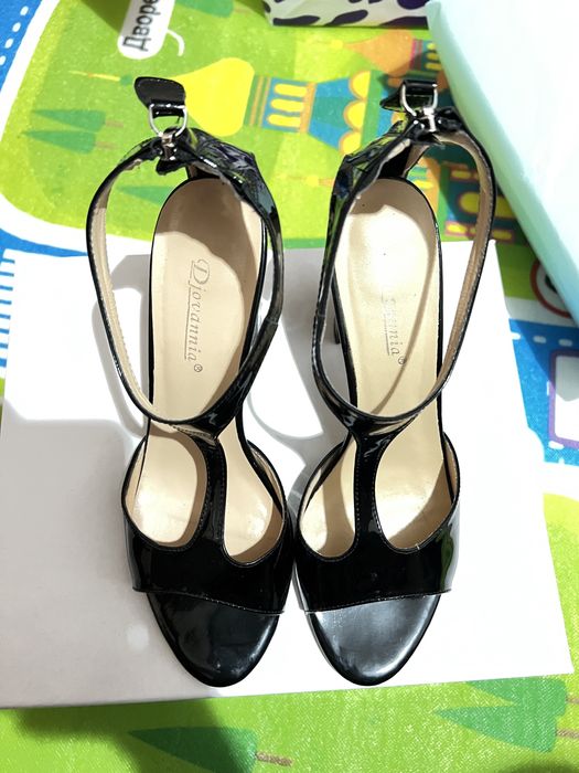 Лаковые босоножки