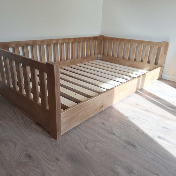 TRANSPORT GRATUIT.Pat din lemn masiv.Cod 221