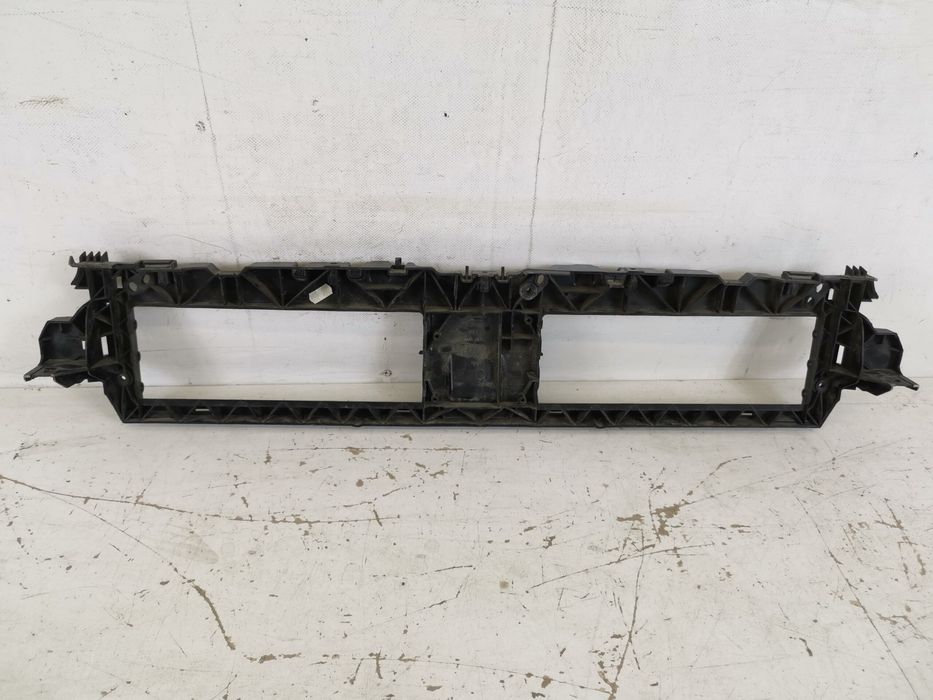 Ауди А4 Б9 / Audi A4 B9 Оригинален държач за решетка на радиатора в до