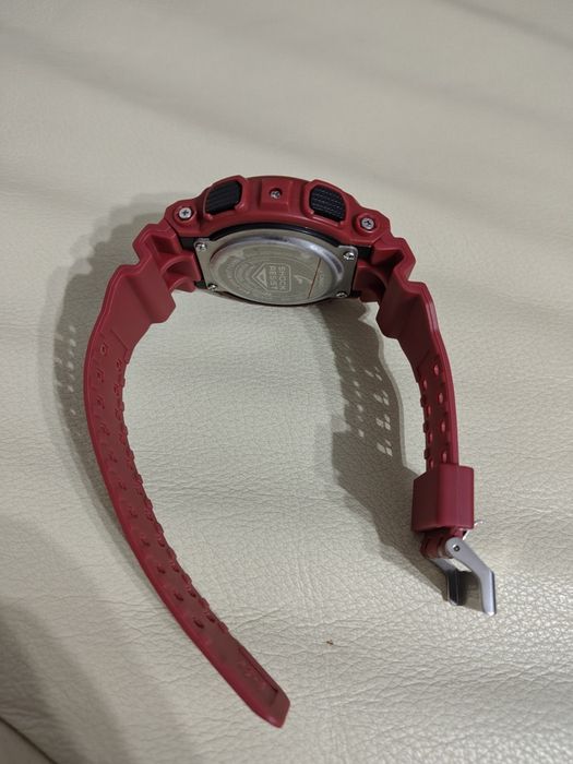 Ceas model sport, Casio Gshock - GA 100, roșu.