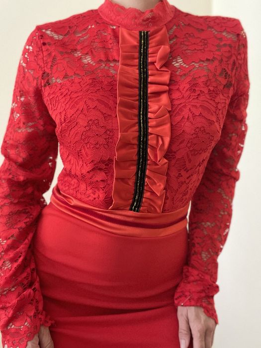 Червена рокля с дантела и пера. Размери С, М, Л.