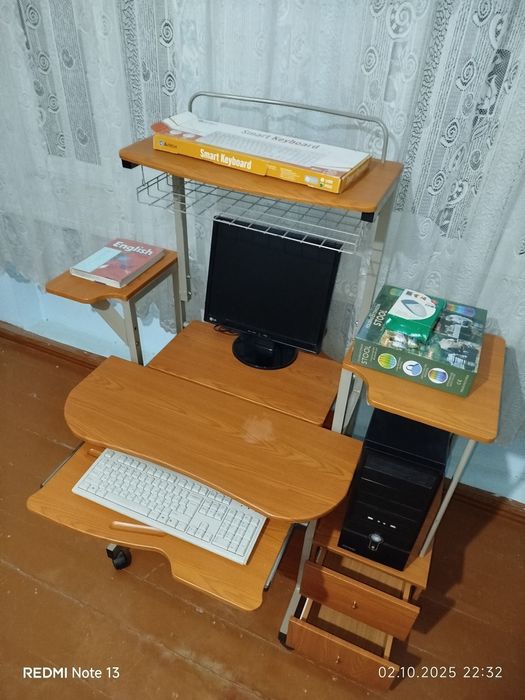 Компьютерный стол с надстройкой и полкой для системного блока !