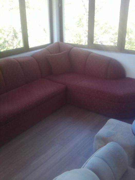 Продавам  запазени дивани ,