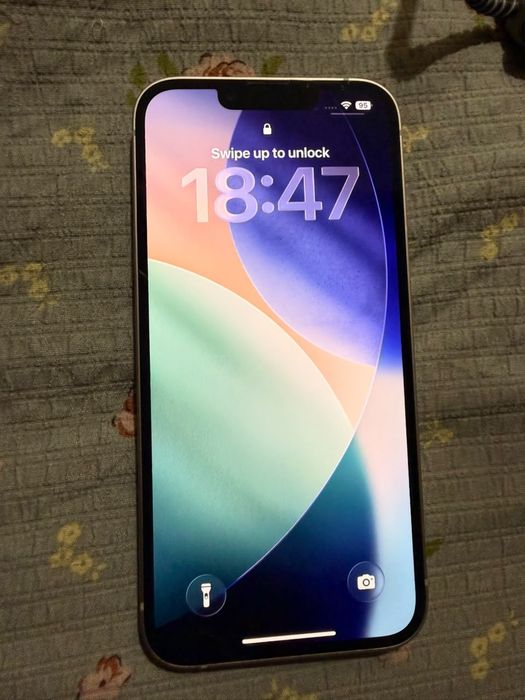 iPhone 13 в отличном состоянии.
