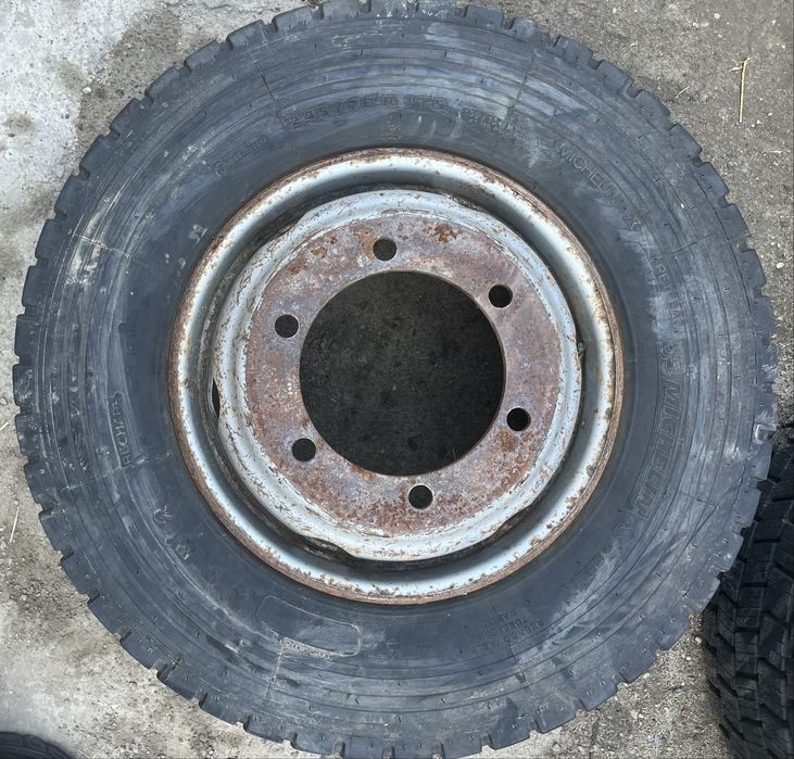 Vând roată completă Michelin 245/70 R17.5 – aproape ca nouă
