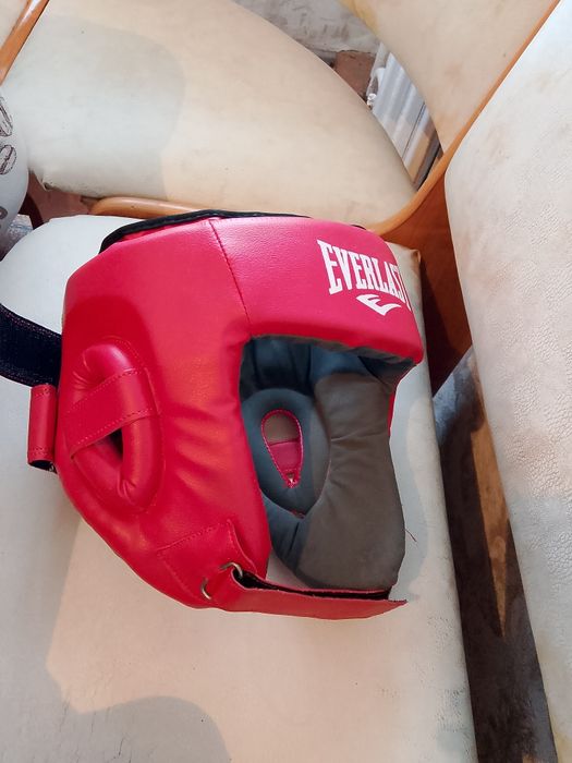 Продам боксерски шлем за 5000 и перчатки  1500