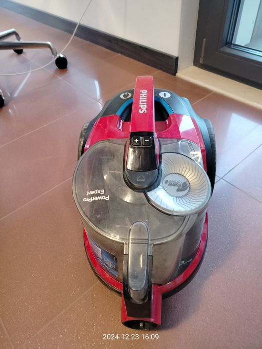 Продавам прахосмукачка Philips FC9729/09