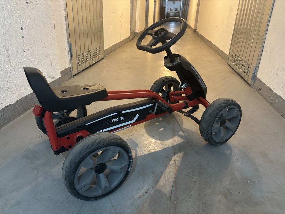 DETALII   Kart cu pedale pentru copii, anvelope masive până la 45 kg