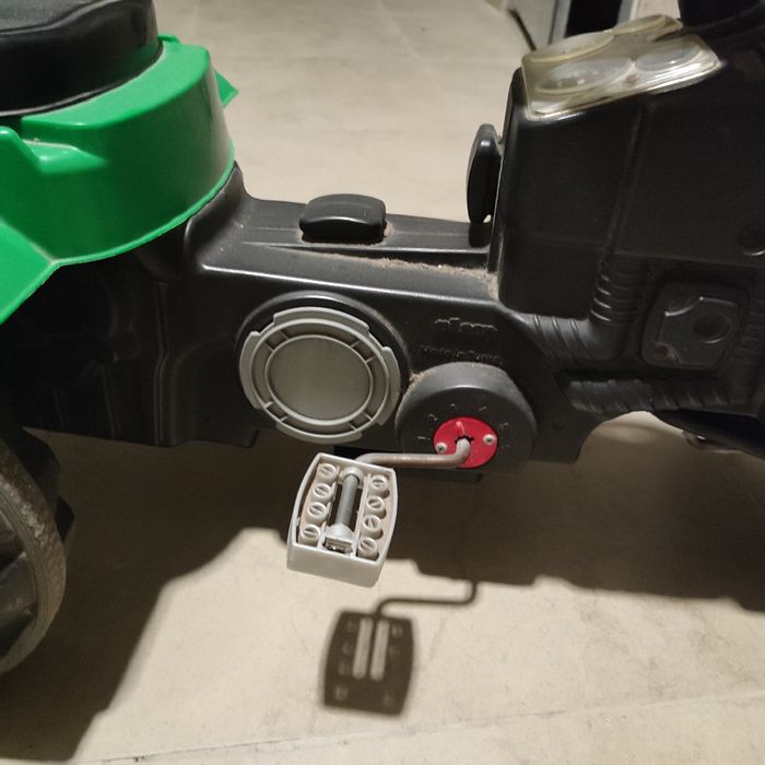 Детский педальный трактор