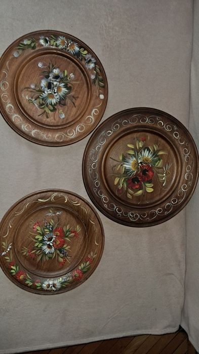 Trei  farfurii foarte mari din lemn , pictate cu motive  florale