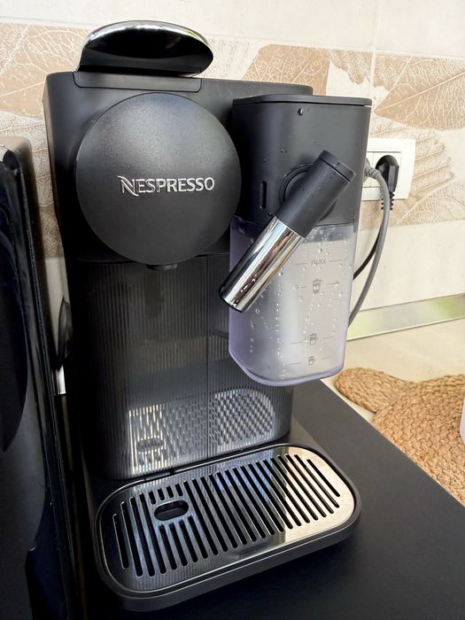 Suport+Espressor Nespresso by De’Longhi Lattissima One