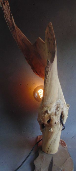 Скулптурна лампа от масивно планинско дърво