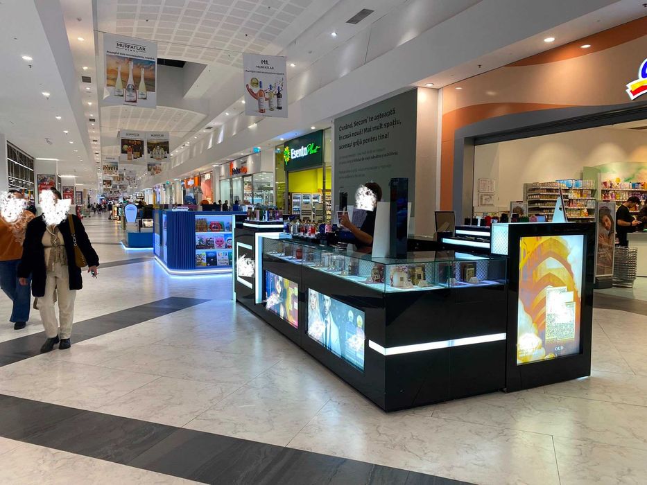 Vând 2 Insule Comerciale Premium (2.5x3.5m și 2.5x3m cu Ecran Vertical), ideal Parfumuri / Cosmetice