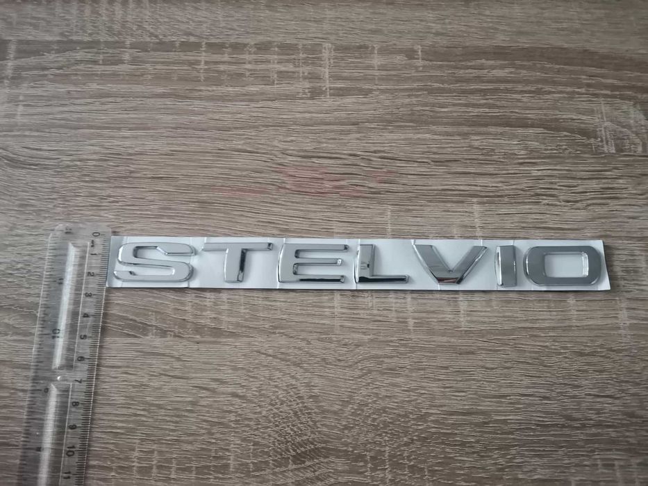 Alfa Romeo Stelvio надпис емблема