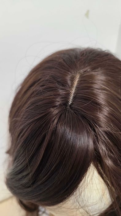 Perucă HAIRCUBE lungă ondulată șaten ciocolatiu, cărare naturală