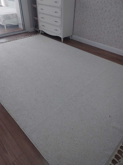 Продам ковер в современном стиле.
