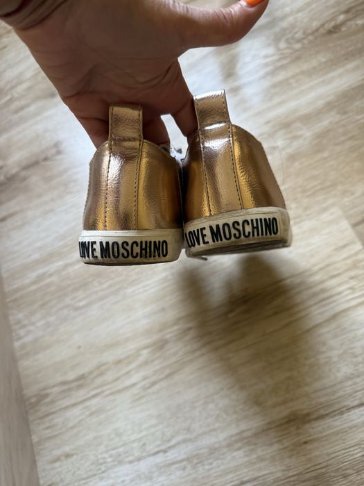 Оригинални сникърси Москино.