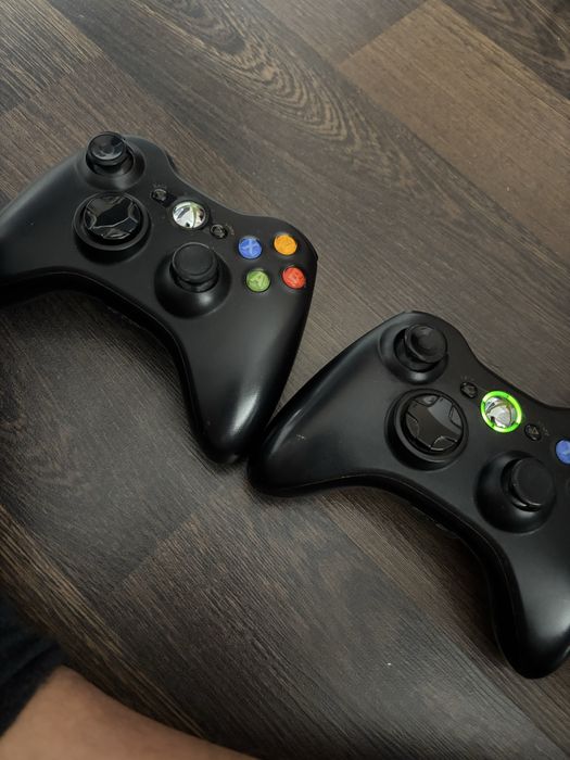 Xbox360 S с два оригинални контролера