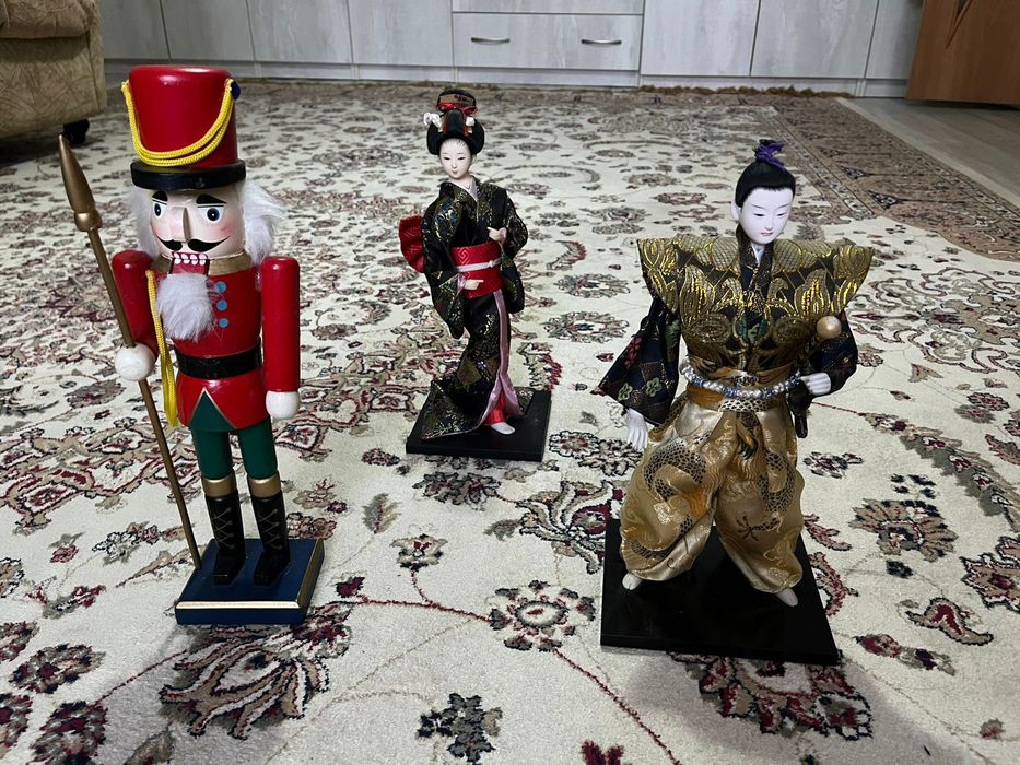 Статуи статуэтки куклы