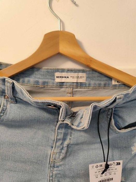PRET REDUS  -  Pantaloni scurți damă Bershka din denim, bleu deschis, noi cu etichetă, mărimea 38