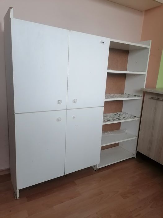 Продавам шкаф от бяло релефно ПДЧ с дървесна шарка