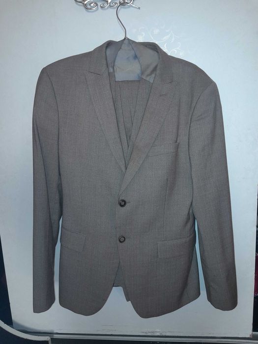 Kastum shim sotiladi holati juda yaxshi yoki huddi yangidek.