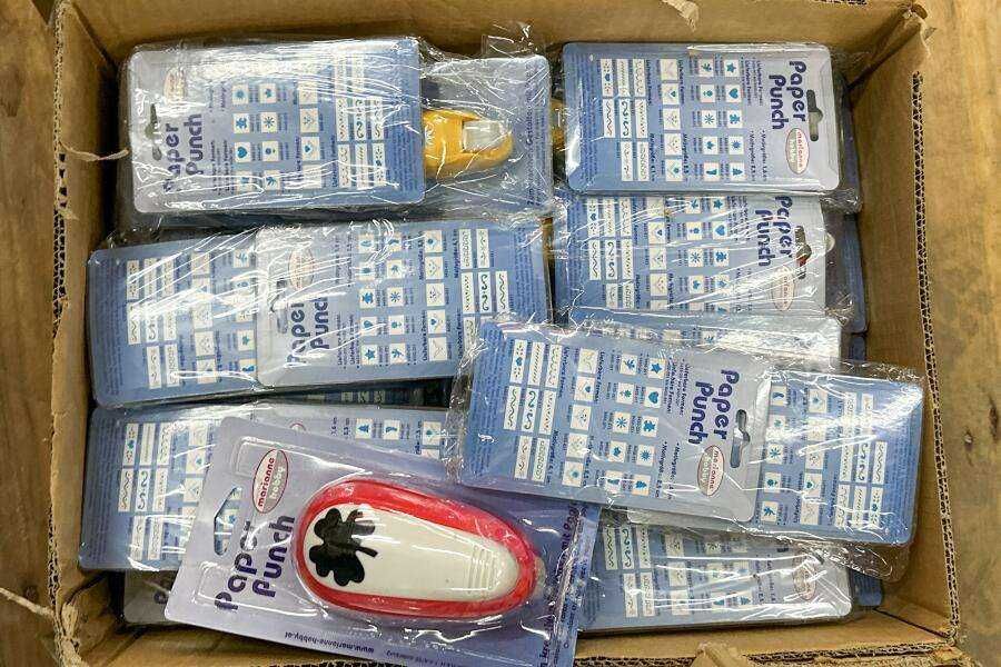 Продавам 400 броя щанци за хартия с мотиви – марка Marianne Hobby