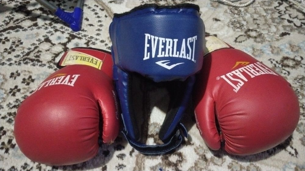 Боксерский шлем и перчатки