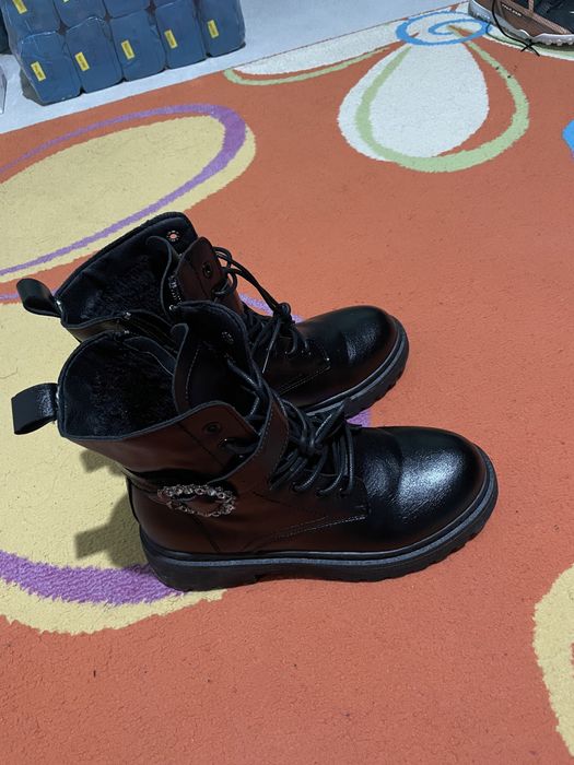 Ghete negre imblanite cu fermoar lateral