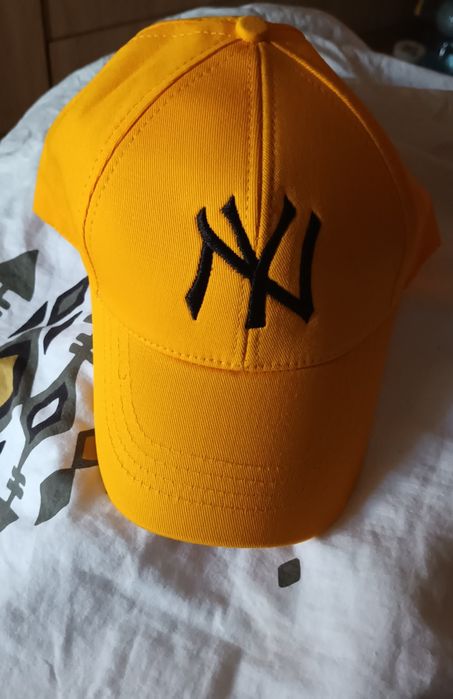Sapca galbena cu logo negru