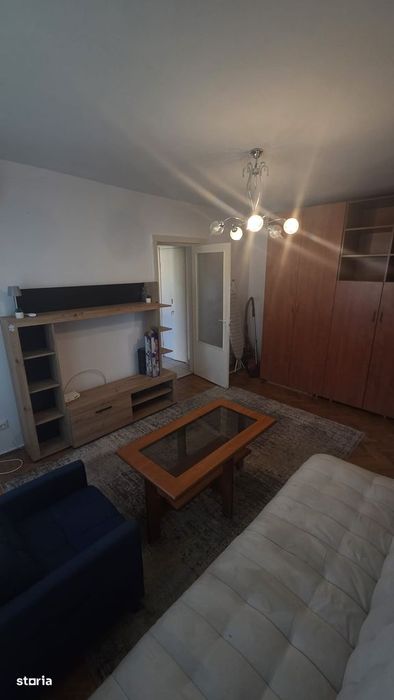 Apartament 3 camere, balcon, etaj 4, Târgoviște
