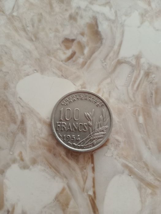 Продавам монета 100 fRANCS