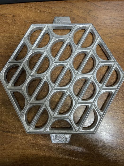 Продам столы , шкаф, вешалку , диван и многое