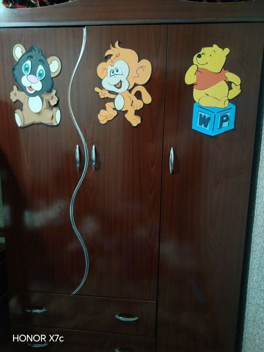 Shkaf uy uchun kiyim ilgich