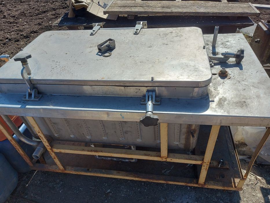 Продам. Бак из нержавейки.