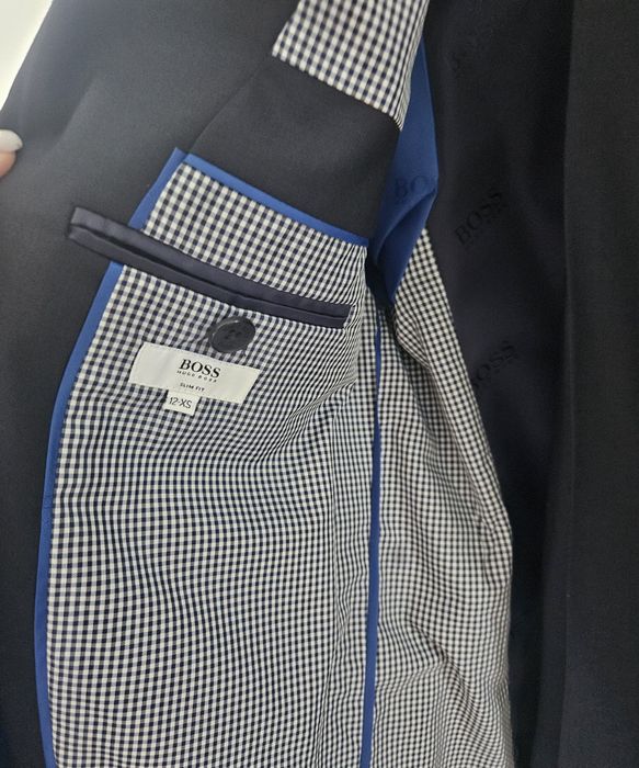 Vând costum Boss 12 ani