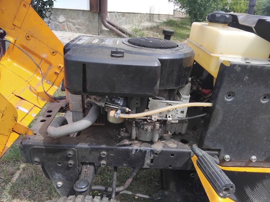 Vând tractoras tuns gazon.
