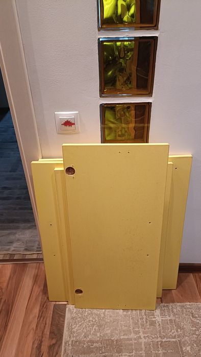 Urgent!!! Uși galbene de la mobilă
