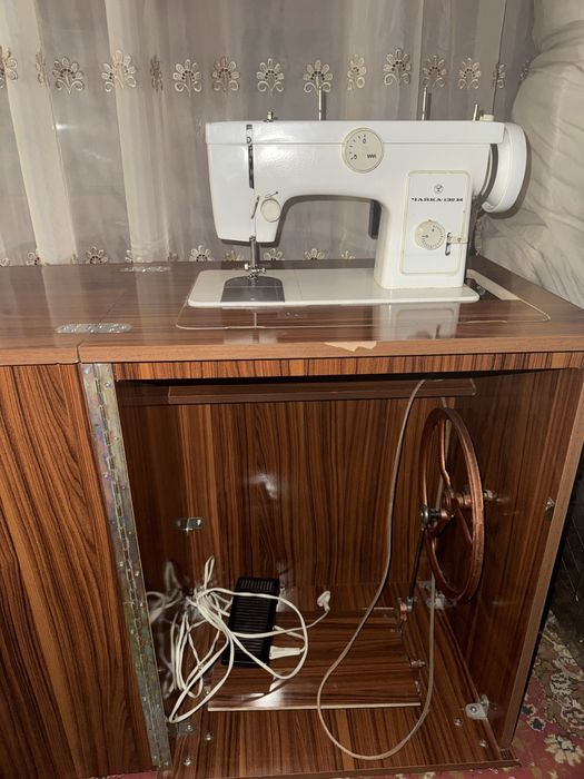 Швейная машина Чайка (Продается вместе с тумбой)