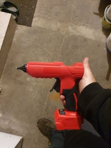 Pistol Milwaukee M18 pentru lipit cu batoane de plastic silicon
