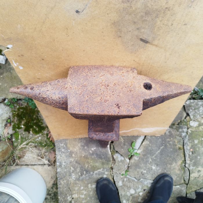 Продавам наковалня с шип