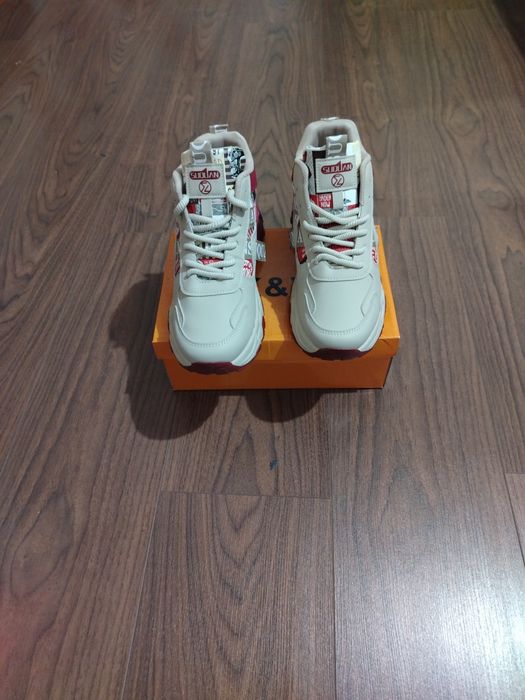 Adidași sport model Nou