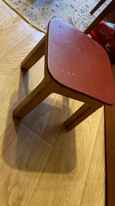 Табуретки и стулья деревянные