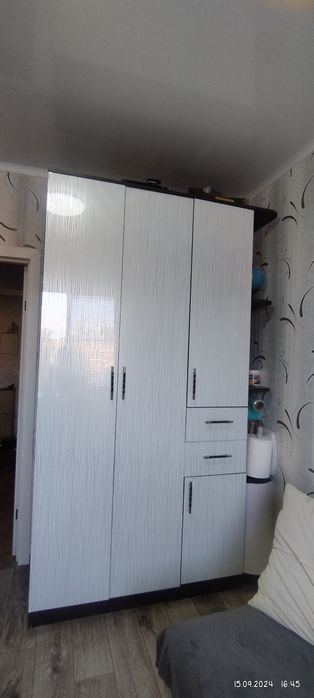 диван, стол зеркало итд