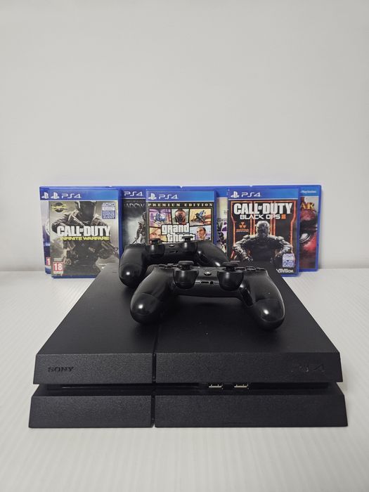 Playstation 4 cu 2 manete + 7 jocuri
