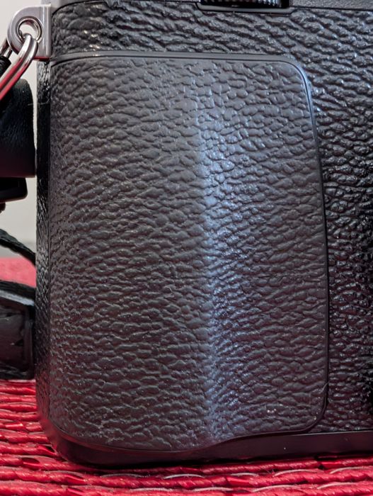 Body mirorless Fujifilm X-E3 + blitz impecabil