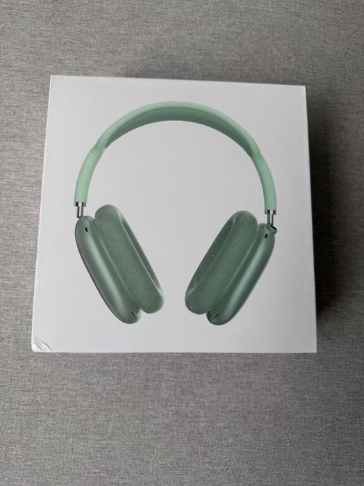 Продавам Apple AirPods Max в зелен цвят. Слушалките са в отлично състояние, използвани са само 3 пъти и са много добре запазени.