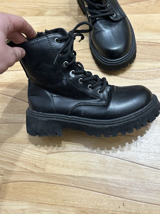 Продается женская обувь.